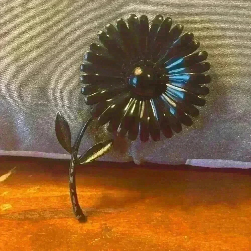 Flower brooch - Picture 1 of 2